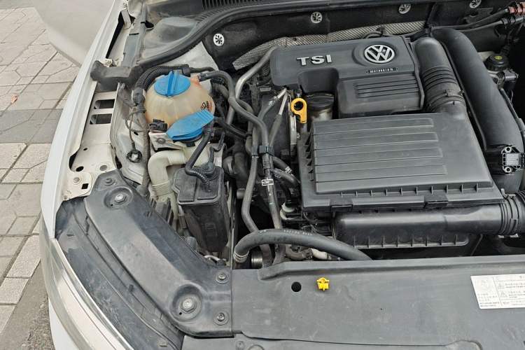 Used Volkswagen Sagitar 2015 230TSI Automatic Luxury Model Engine Bay Right