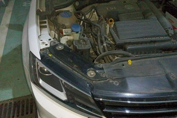 Used Volkswagen Sagitar 2015 230TSI Automatic Luxury Model Engine Bay Right