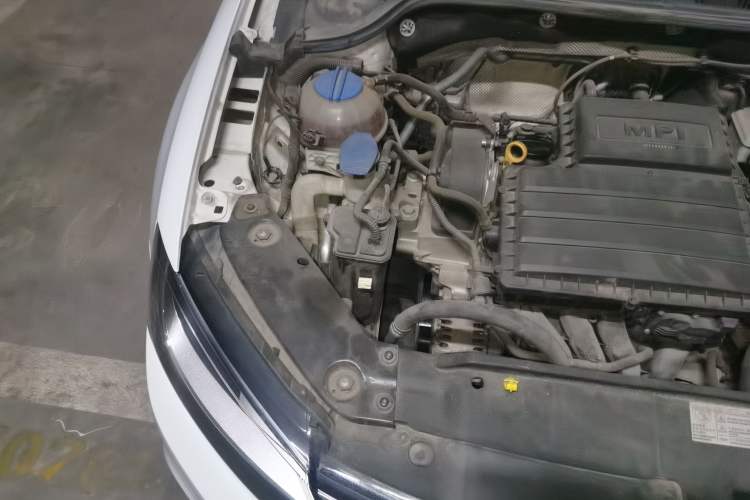 Used Volkswagen Sagitar 2015 1.6L Manual Fashion Edition Engine Bay Right