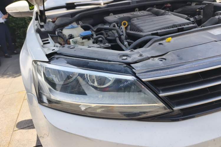 Used Volkswagen Sagitar 2015 230TSI Automatic Comfort Version Engine Bay Right