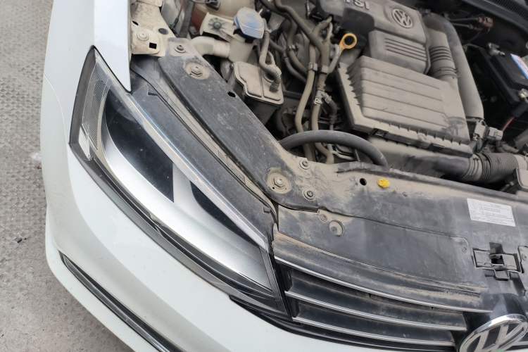 Used Volkswagen Sagitar 2015 230TSI Manual Comfort Version Engine Bay Right