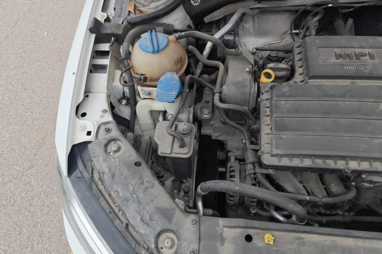 Used Volkswagen Sagitar 2015 1.6L Automatic Fashion Model Engine Bay Right