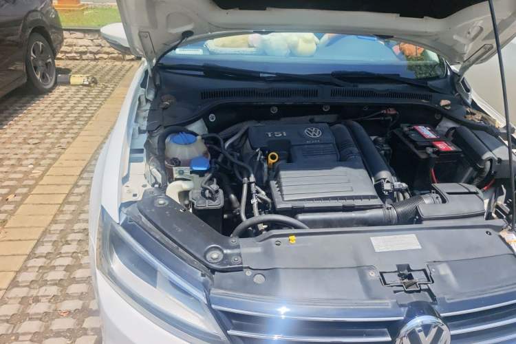 Used Volkswagen Sagitar 2015 230TSI Automatic Comfort Version Engine Bay Right