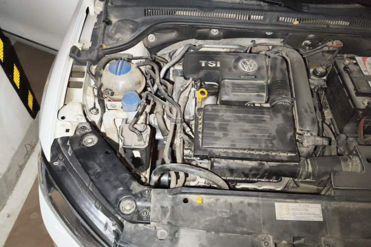 Used Volkswagen Sagitar 2015 230TSI Automatic Luxury Model Engine Bay Right