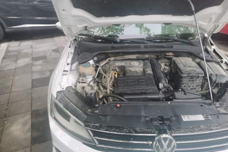 Used Volkswagen Sagitar 2015 230TSI Automatic Luxury Model Engine Bay Right