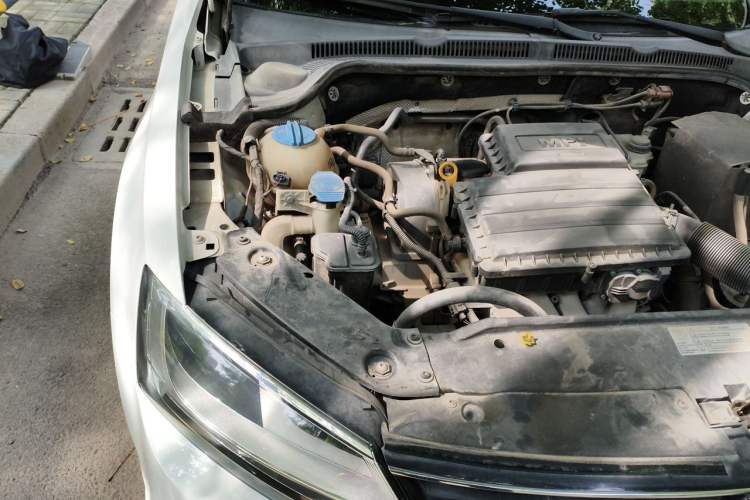 Used Volkswagen Sagitar 2015 1.6L Manual Comfort Model Engine Bay Right