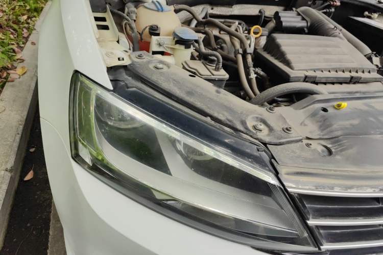 Used Volkswagen Sagitar 2015 230TSI Manual Comfort Version Engine Bay Right