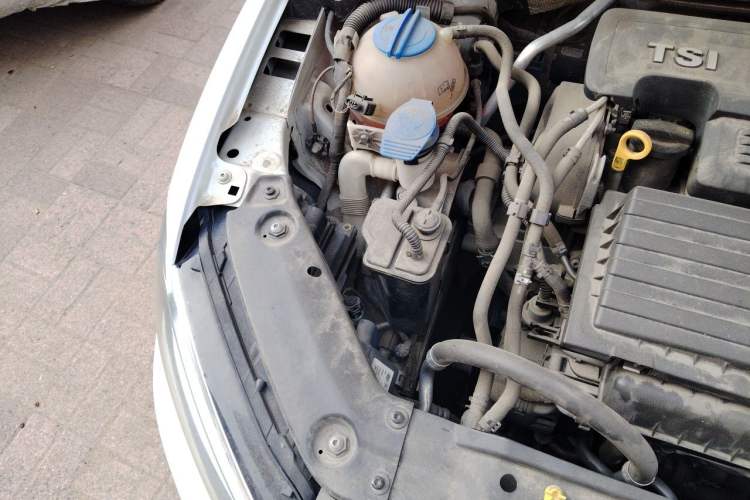 Used Volkswagen Sagitar 2015 230TSI Automatic Comfort Version Engine Bay Right