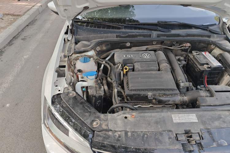 Used Volkswagen Sagitar 2015 230TSI Automatic Comfort Version Engine Bay Right