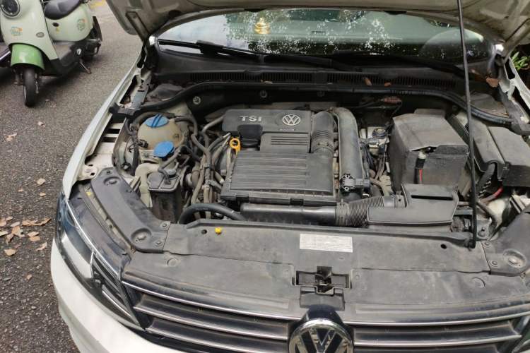 Used Volkswagen Sagitar 2015 230TSI Automatic Luxury Model Engine Bay Right