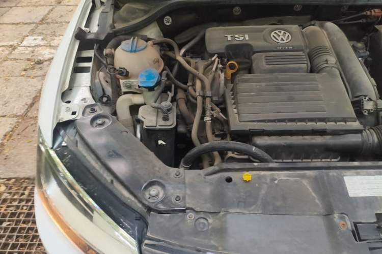 Used Volkswagen Sagitar 2015 230TSI Automatic Luxury Model Engine Bay Right