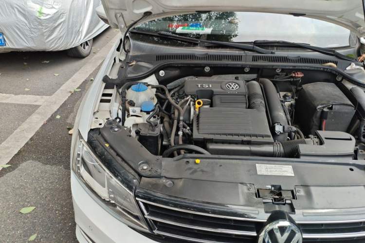 Used Volkswagen Sagitar 2015 230TSI Automatic Luxury Model Engine Bay Right