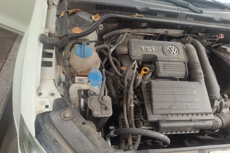 Used Volkswagen Sagitar 2015 230TSI Manual Luxury Edition Engine Bay Right
