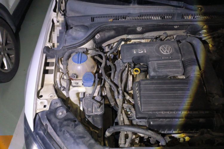 Used Volkswagen Sagitar 2015 230TSI Automatic Luxury Model Engine Bay Right