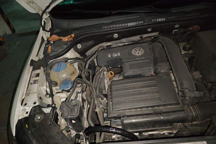 Used Volkswagen Sagitar 2015 230TSI Automatic Luxury Model Engine Bay Right