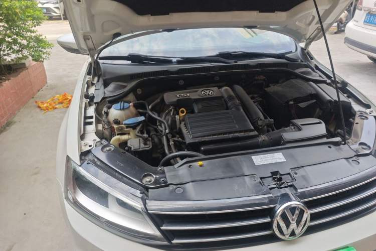 Used Volkswagen Sagitar 2015 230TSI Automatic Comfort Version Engine Bay Right