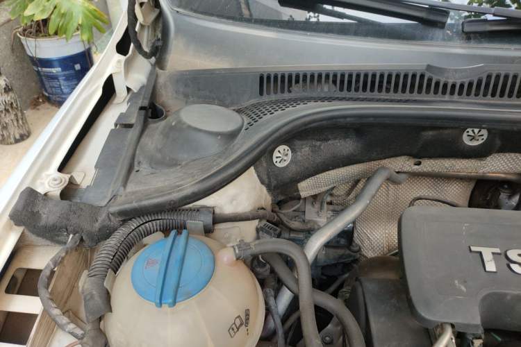 Used Volkswagen Sagitar 2015 230TSI Automatic Comfort Version Engine Bay Right