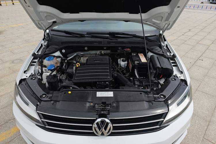 Used Volkswagen Sagitar 2015 1.6L Manual Comfort Model Engine Bay