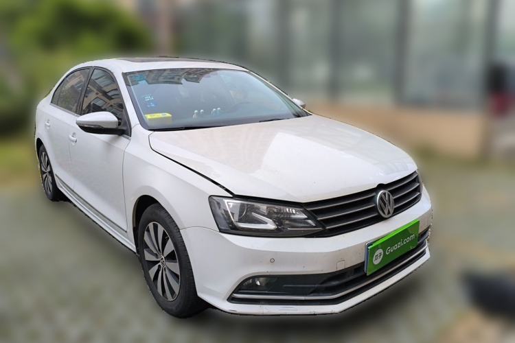 Used Volkswagen Sagitar 2015 230TSI Automatic Luxury Model Front Right 45 Deg