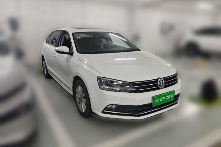 Used Volkswagen Sagitar 2015 230TSI Automatic Comfort Version Front Right 45 Deg
