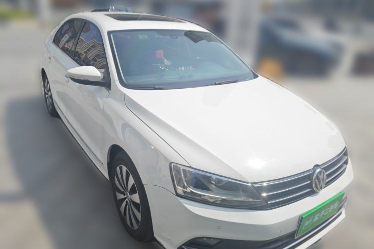 Used Volkswagen Sagitar 2015 230TSI Automatic Luxury Model Front Right 45 Deg
