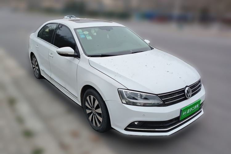 Used Volkswagen Sagitar 2015 230TSI Automatic Luxury Model Front Right 45 Deg