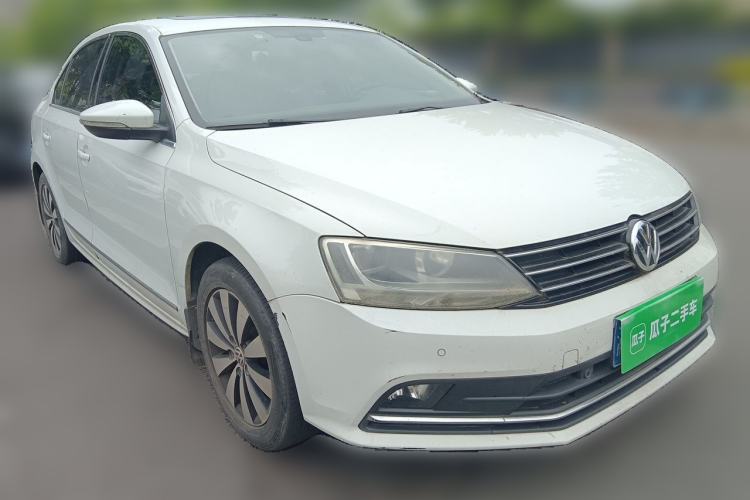 Used Volkswagen Sagitar 2015 230TSI Automatic Luxury Model Front Right 45 Deg