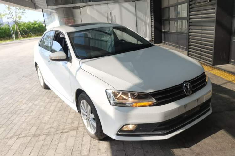 Used Volkswagen Sagitar 2015 230TSI Automatic Comfort Version Front Right 45 Deg