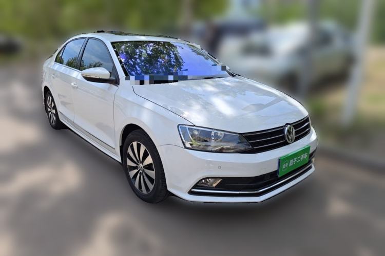 Used Volkswagen Sagitar 2015 230TSI Automatic Luxury Model Front Right 45 Deg