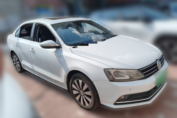 Used Volkswagen Sagitar 2015 230TSI Automatic Luxury Model Front Right 45 Deg