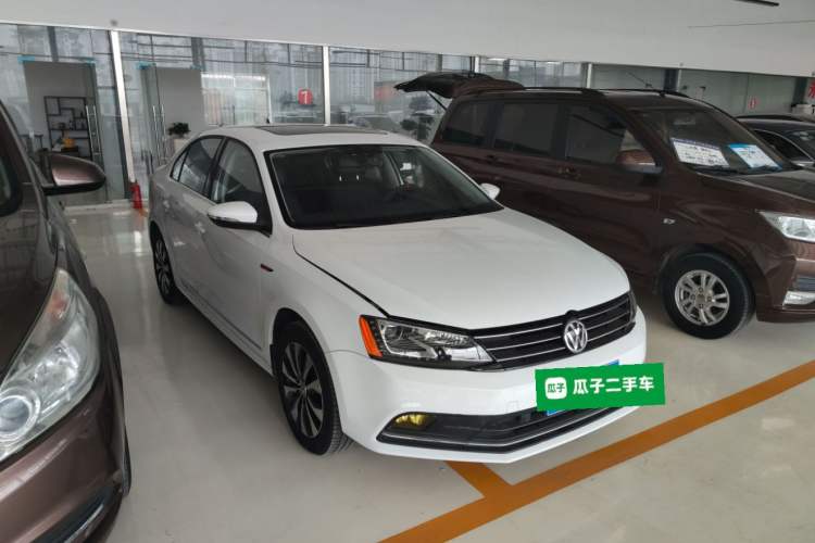 Used Volkswagen Sagitar 2015 230TSI Automatic Luxury Model Front Right 45 Deg