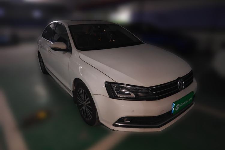 Used Volkswagen Sagitar 2015 230TSI Automatic Luxury Model Front Right 45 Deg