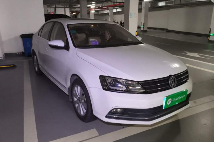 Used Volkswagen Sagitar 2015 230TSI Automatic Comfort Version Front Right 45 Deg
