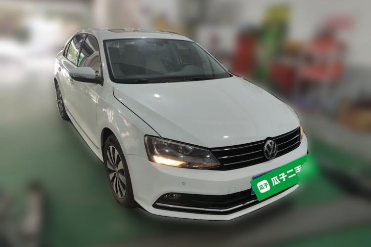 Used Volkswagen Sagitar 2015 230TSI Automatic Luxury Model Front Right 45 Deg