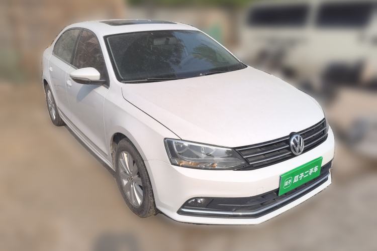 Used Volkswagen Sagitar 2015 230TSI Automatic Comfort Version Front Right 45 Deg