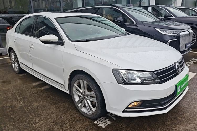 Used Volkswagen Sagitar 2015 230TSI Automatic Comfort Version Front Right 45 Deg