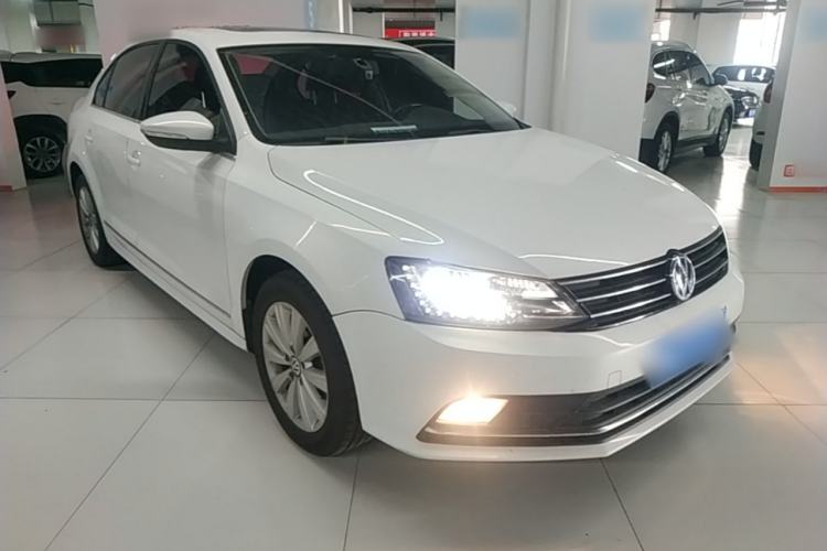 Used Volkswagen Sagitar 2015 230TSI Automatic Comfort Version Front Right 45 Deg