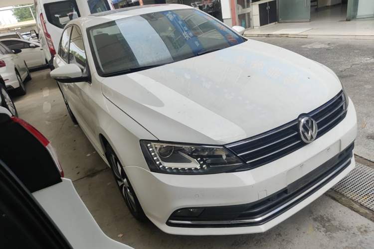 Used Volkswagen Sagitar 2015 230TSI Automatic Luxury Model Front Right 45 Deg