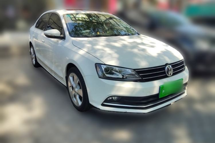 Used Volkswagen Sagitar 2015 230TSI Automatic Comfort Version Front Right 45 Deg