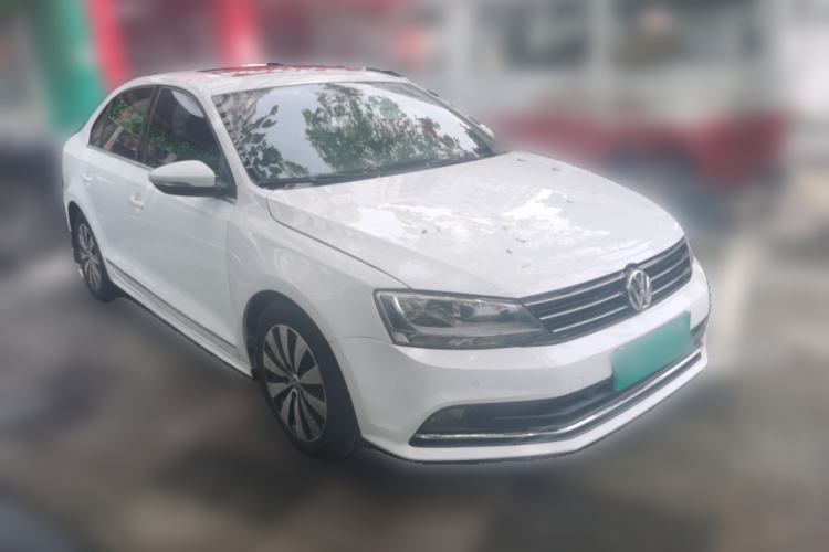 Used Volkswagen Sagitar 2015 230TSI Automatic Luxury Model Front Right 45 Deg
