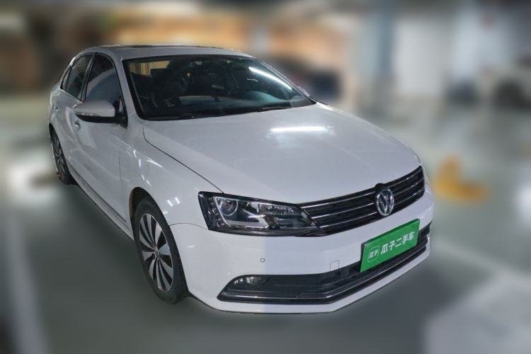 Used Volkswagen Sagitar 2015 230TSI Automatic Luxury Model Front Right 45 Deg