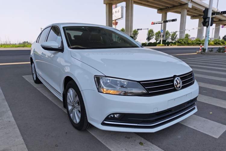 Used Volkswagen Sagitar 2015 230TSI Automatic Comfort Version Front Right 45 Deg