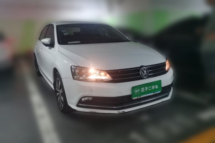 Used Volkswagen Sagitar 2015 230TSI Automatic Luxury Model Front Right 45 Deg