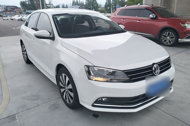 Used Volkswagen Sagitar 2015 230TSI Automatic Luxury Model Front Right 45 Deg