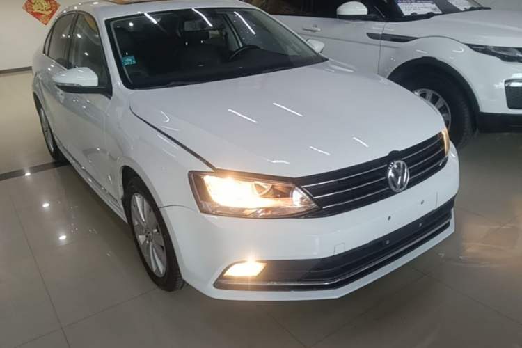 Used Volkswagen Sagitar 2015 230TSI Automatic Comfort Version Front Right 45 Deg