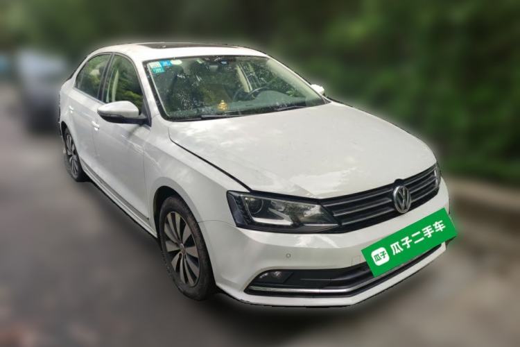 Used Volkswagen Sagitar 2015 230TSI Automatic Luxury Model Front Right 45 Deg