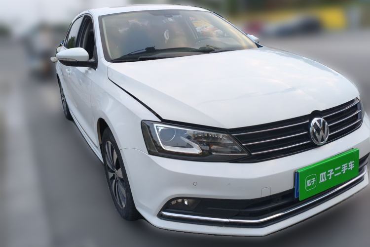Used Volkswagen Sagitar 2015 230TSI Automatic Luxury Model Front Right 45 Deg