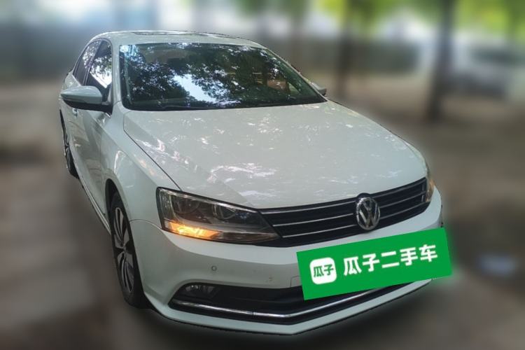 Used Volkswagen Sagitar 2015 230TSI Automatic Luxury Model Front Right 45 Deg