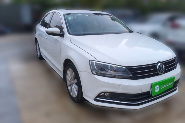Used Volkswagen Sagitar 2015 230TSI Automatic Comfort Version Front Right 45 Deg
