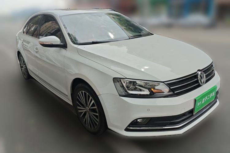 Used Volkswagen Sagitar 2015 230TSI Automatic Luxury Model Front Right 45 Deg